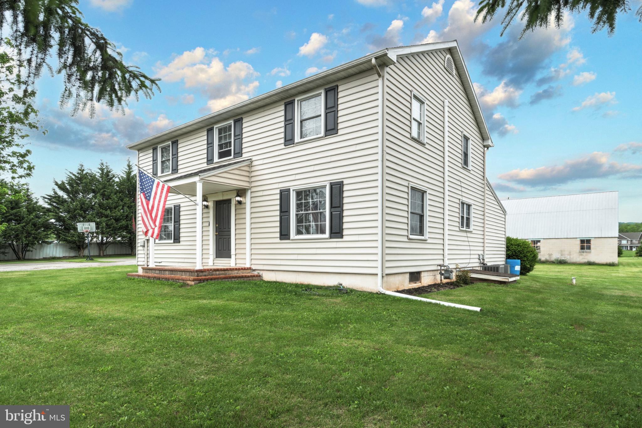 6927 York Road Abbottstown, PA 17301 - Photo 3 of 41 a front view of house with yard