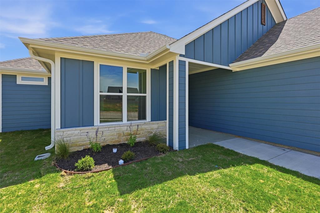 809 Lavender Court Tolar, TX 76476 - Photo 3 of 40