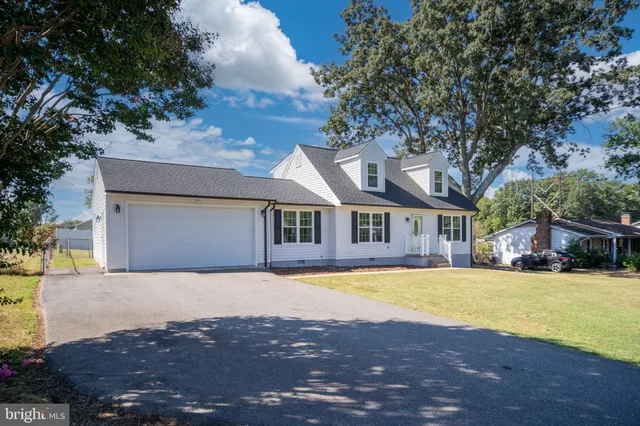 a house with swimming pool in front of it