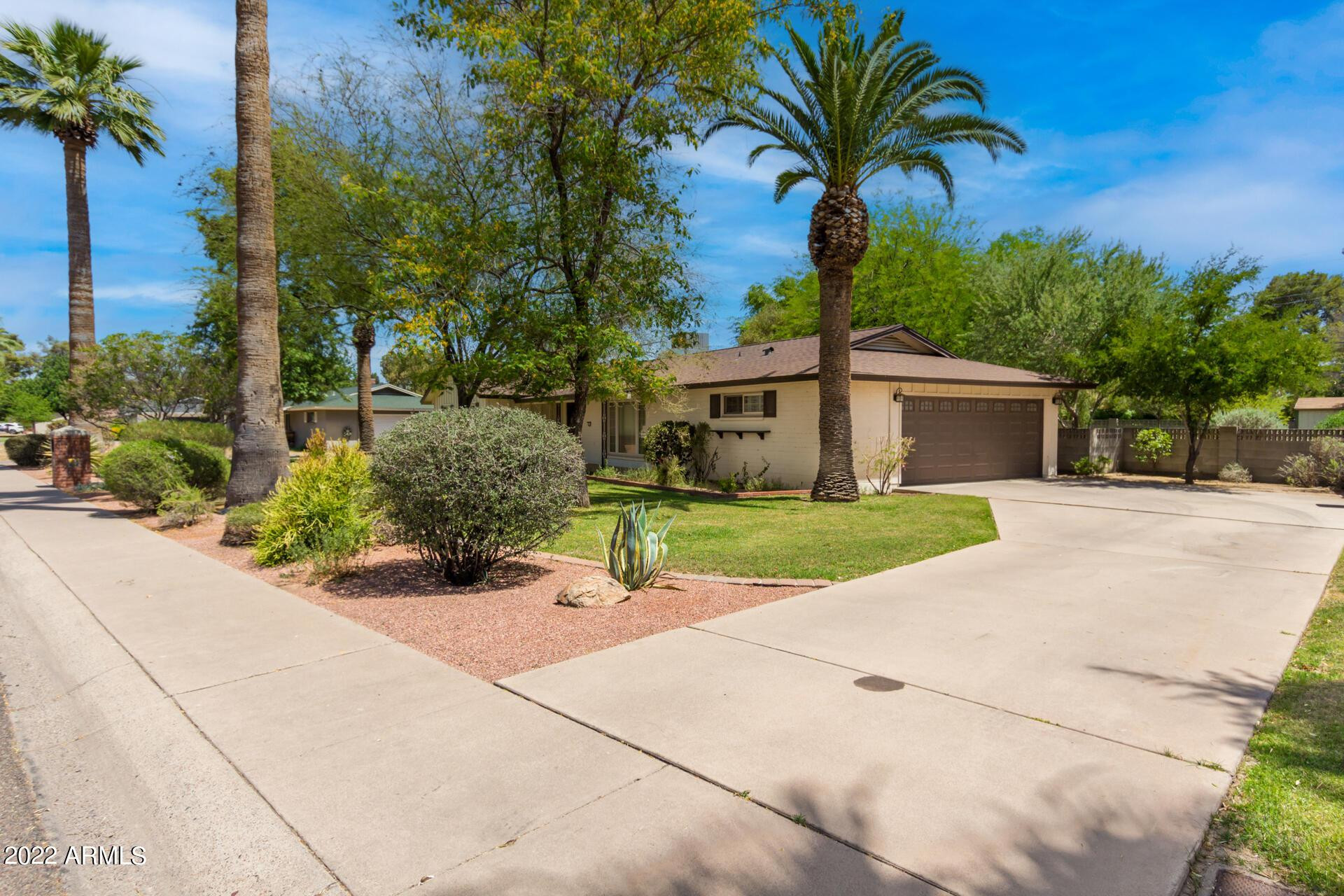 1211 West Hayward Avenue Phoenix, AZ 85021 - Photo 3 of 26 a front view of house with yard and green space