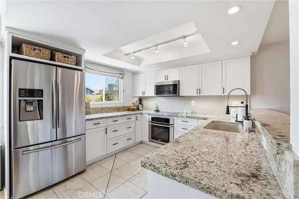 $979,000 | 2112 Warfield Avenue, Unit 9, Redondo Beach, CA 90278