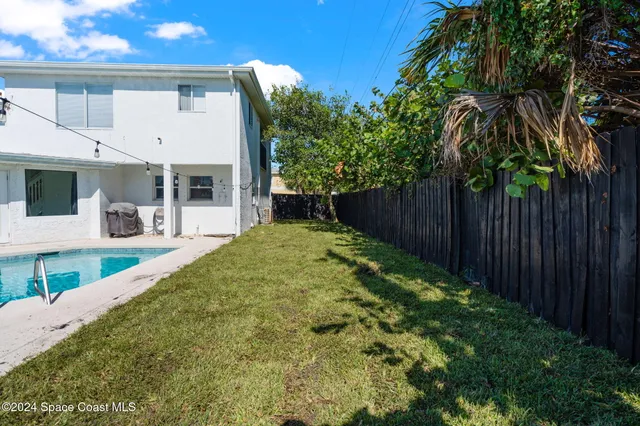 a view of a backyard