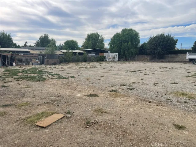 a view of a backyard with plants