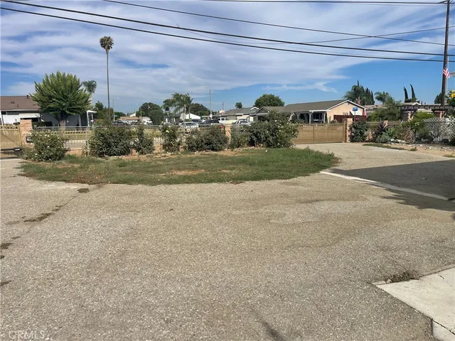 a very nice looking house with a street