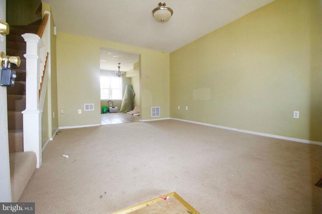 611 Cheraton Road Baltimore, MD 21225 - Photo 2 of 21 Living Room
