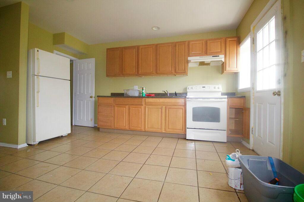 611 Cheraton Road Baltimore, MD 21225 - Photo 5 of 21 Kitchen