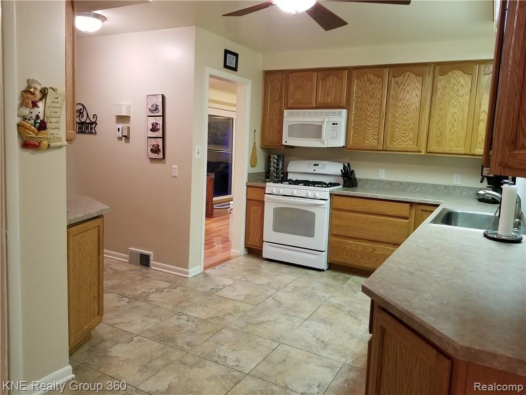 18488 Inkster Road Redford, MI 48240 - Photo 23 of 36 Kitchen6.jpg