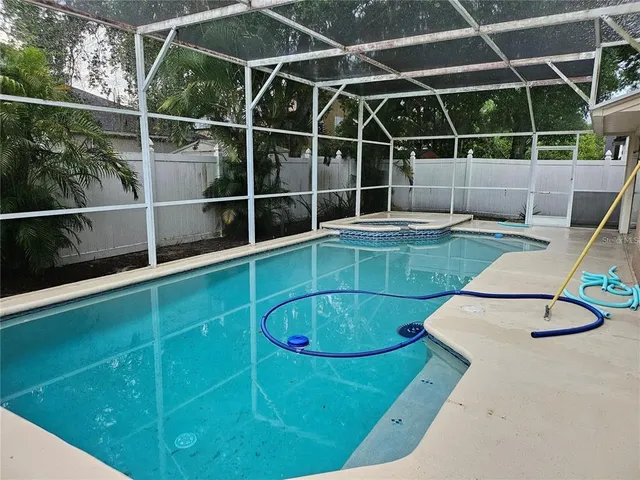 a view of a backyard