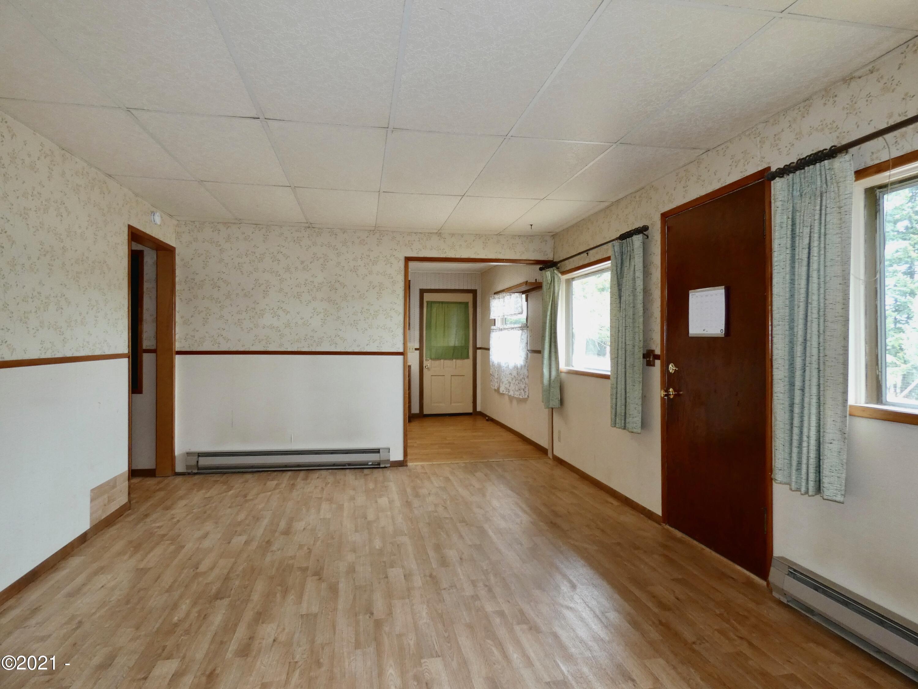 420 Elk City Road Toledo, OR 97391 - Photo 3 of 26 Living Room