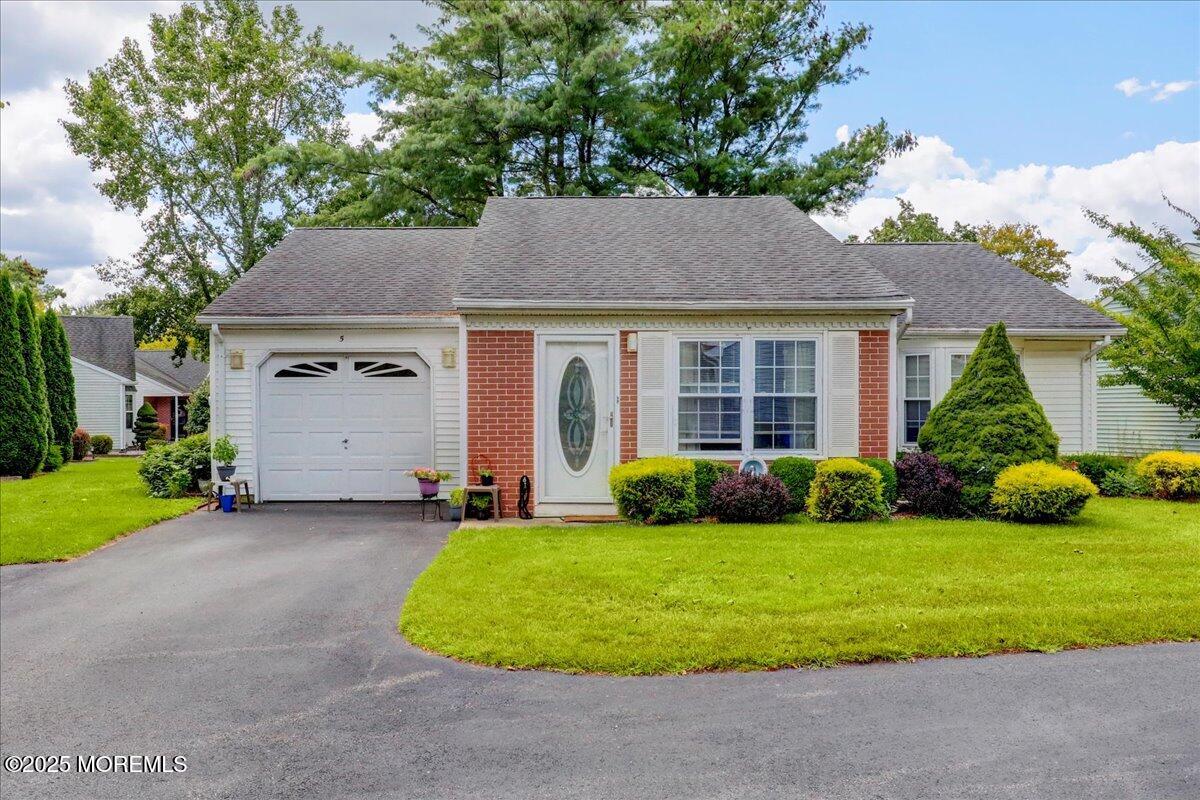 5 Jaffreyton Close Freehold, NJ 07728 - Photo 3 of 39 a view of a house with backyard and garden