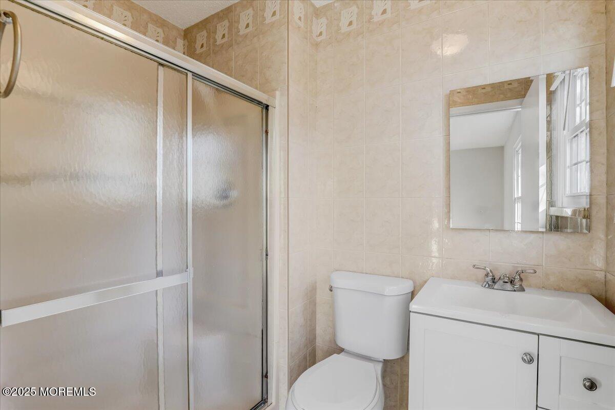 5 Jaffreyton Close Freehold, NJ 07728 - Photo 35 of 39 a bathroom with a sink toilet and vanity