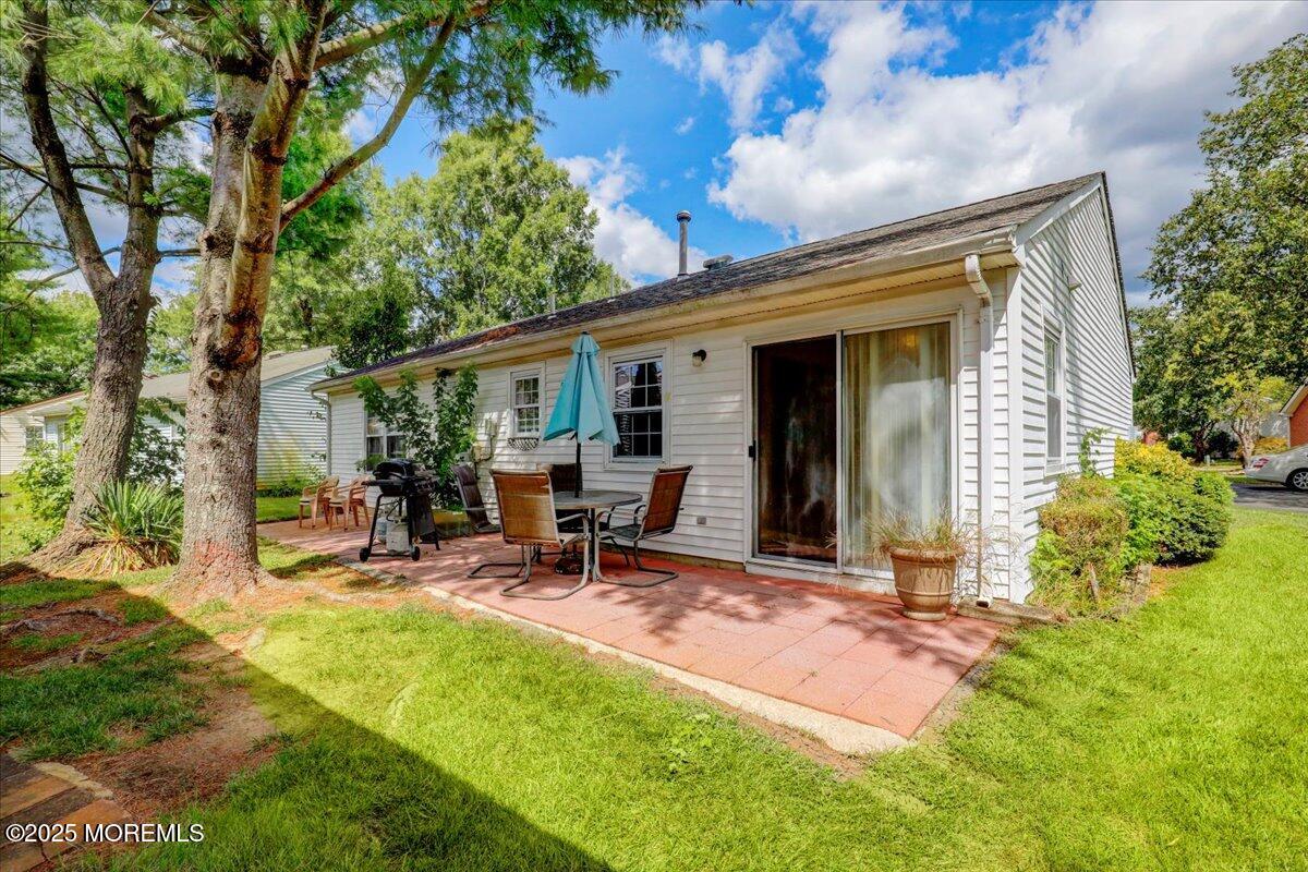 5 Jaffreyton Close Freehold, NJ 07728 - Photo 5 of 39 a view of backyard with a table and chairs and a large tree