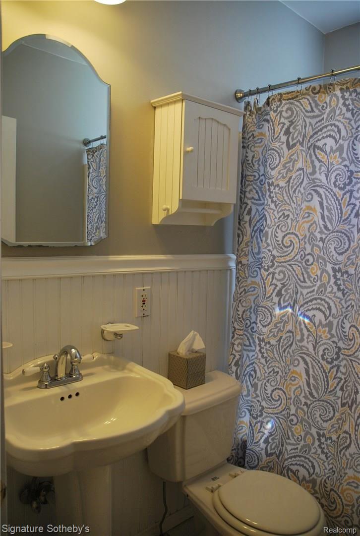 83 Amherst Road Pleasant Ridge, MI 48069 - Photo 9 of 15 Updated Full Bath on First Floor