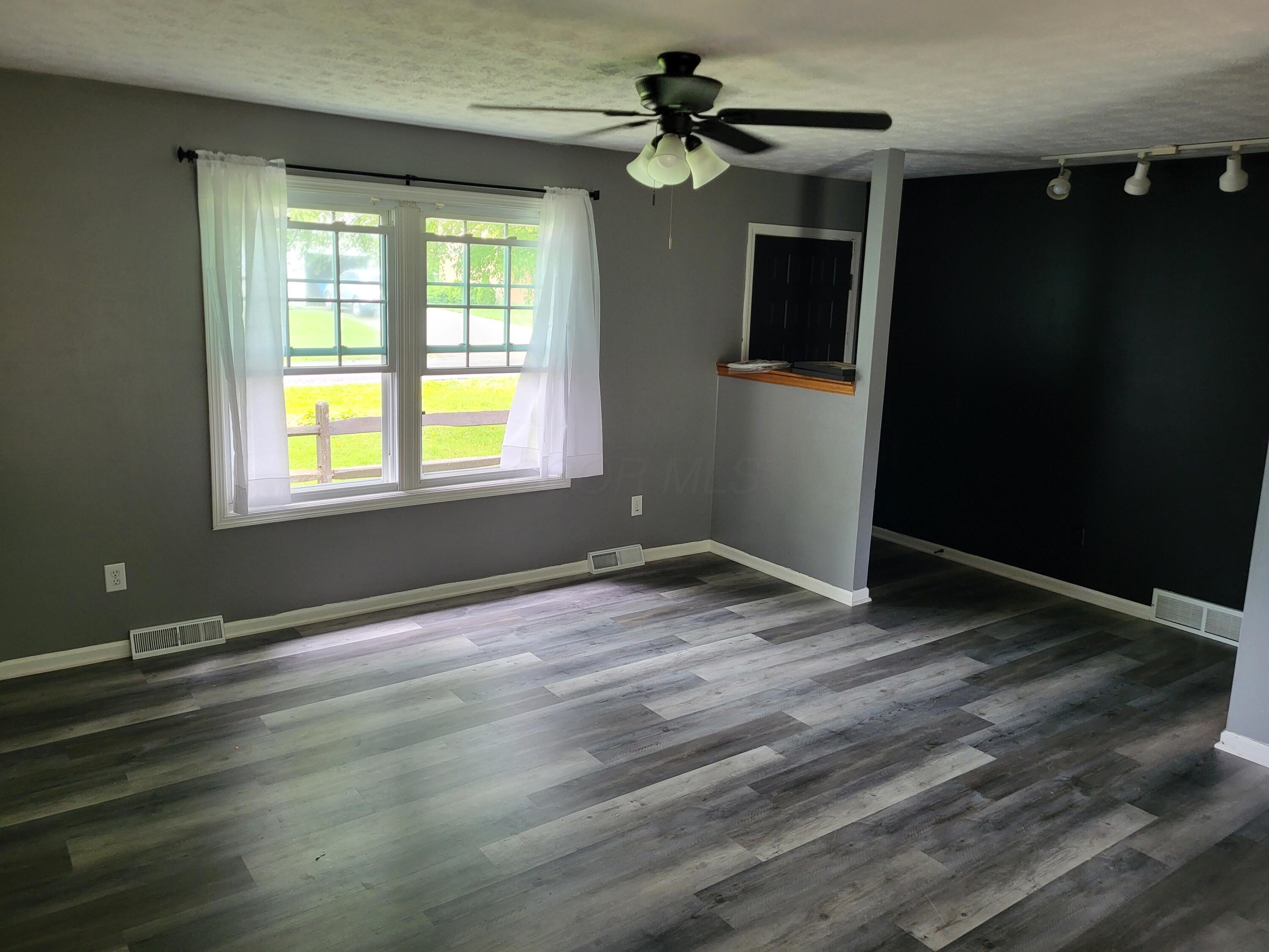 1852 Churchill Downs Road Newark, OH 43055 - Photo 3 of 17 Living room entry
