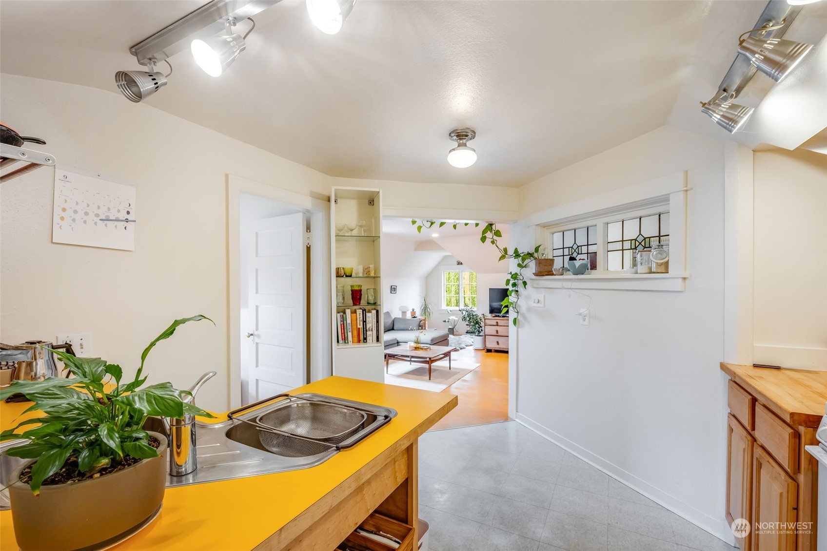 926 18th Avenue Seattle, WA 98122 - Photo 25 of 38 a dining room with furniture and a potted plant