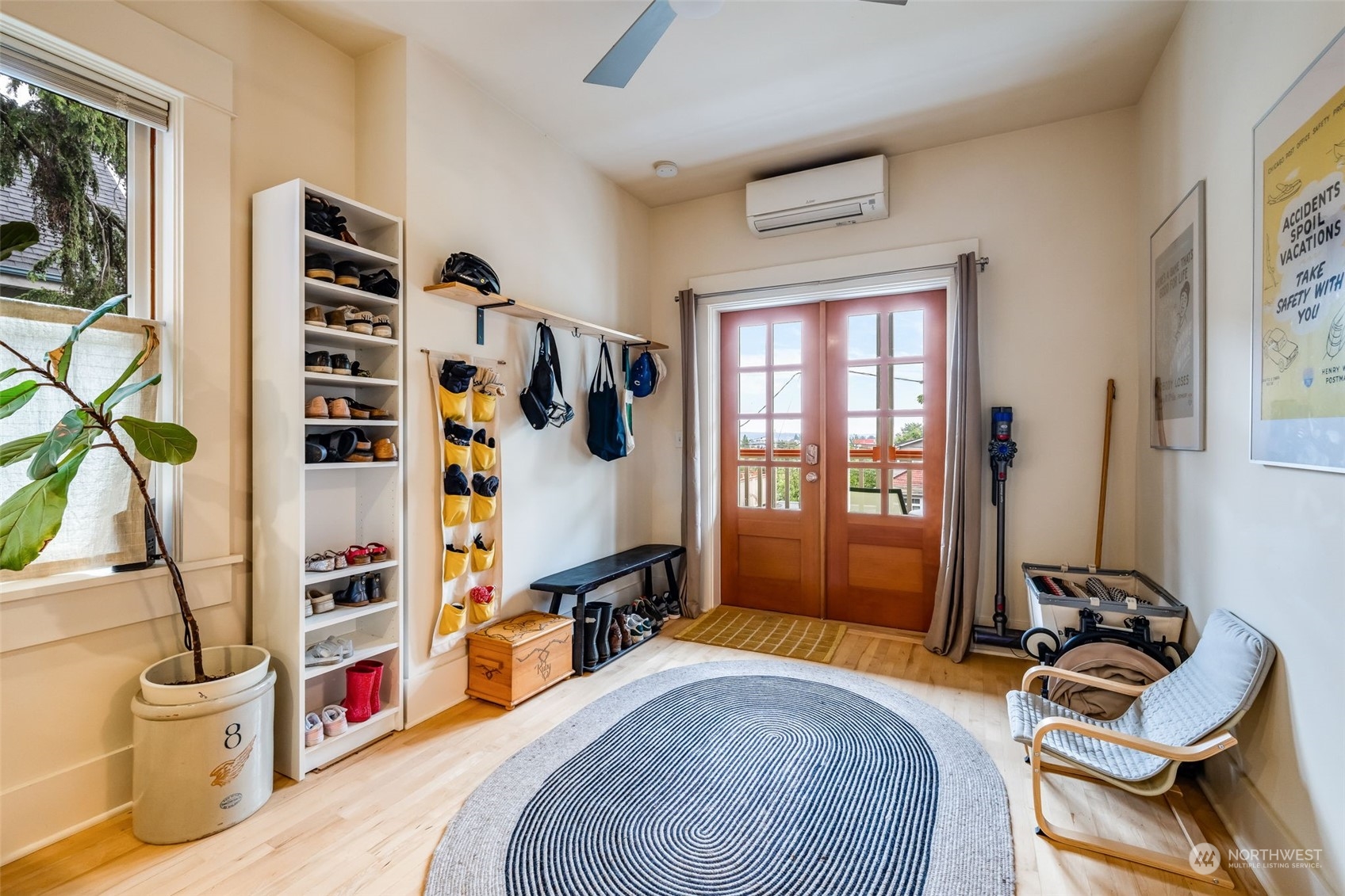 926 18th Avenue Seattle, WA 98122 - Photo 9 of 38 a bedroom with furniture and a book shelf