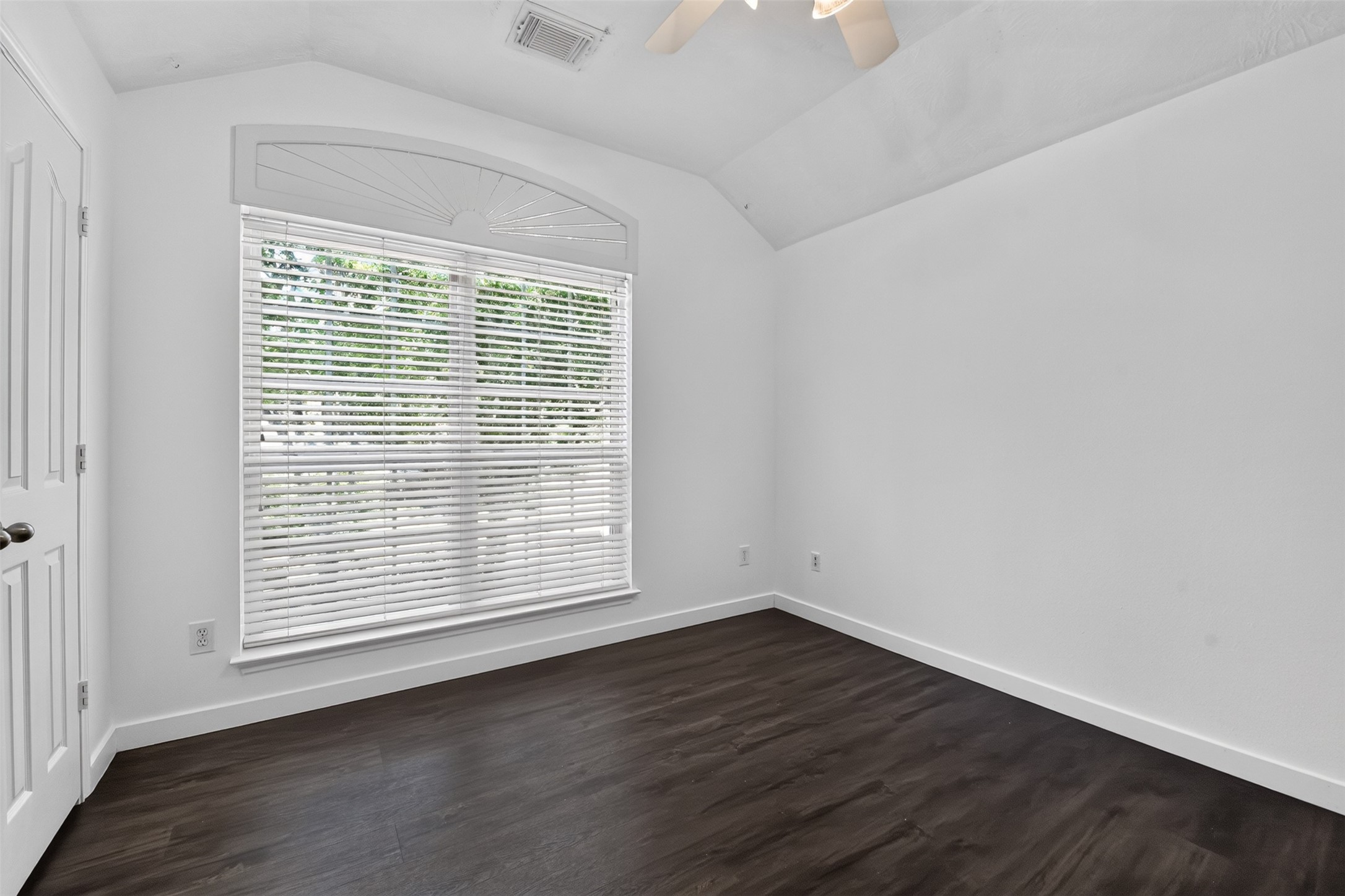 102 North Queenscliff Circle Spring, TX 77382 - Photo 34 of 37 Gallery Image 34