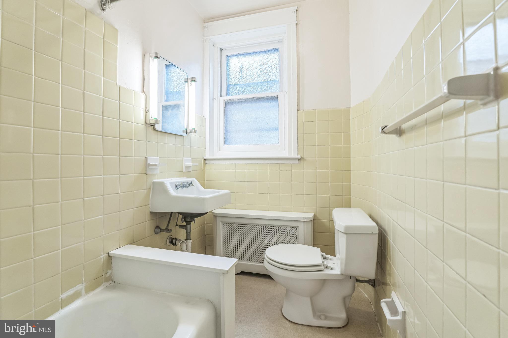 415 Rector Street Philadelphia, PA 19128 - Photo 25 of 31 a bathroom with a toilet a sink and shower