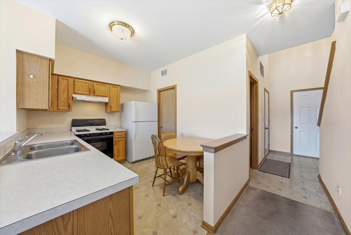 2542 Oak Tree Lane Plainfield, IL 60586 - Photo 7 of 20 a kitchen that has a sink and a stove in it