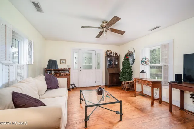 $899,000 | 130 Holiday Lane, Oriental, NC 28571