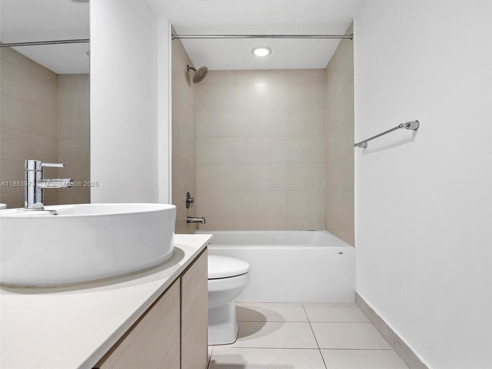 4250 Biscayne Boulevard, Unit 1416 Miami, FL 33137 - Photo 34 of 55 a bathroom with a bathtub and toilet
