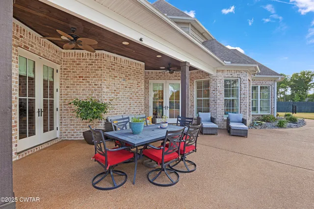 a view of a livingroom with furniture and windows