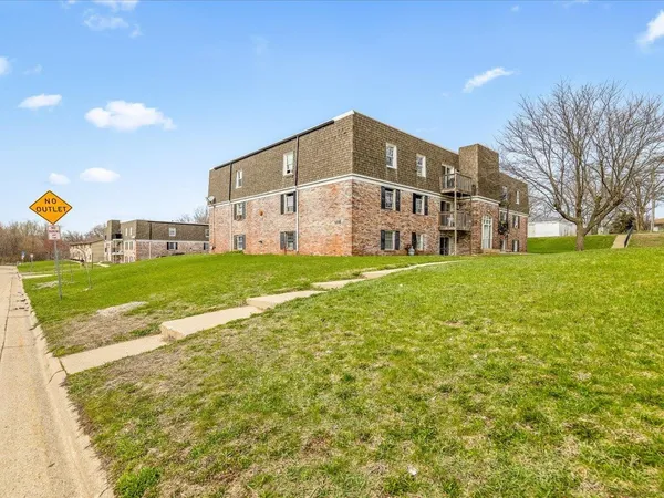 $125,000 | 3120 Jacqueline Drive, Unit 11, Rockford, IL 61109