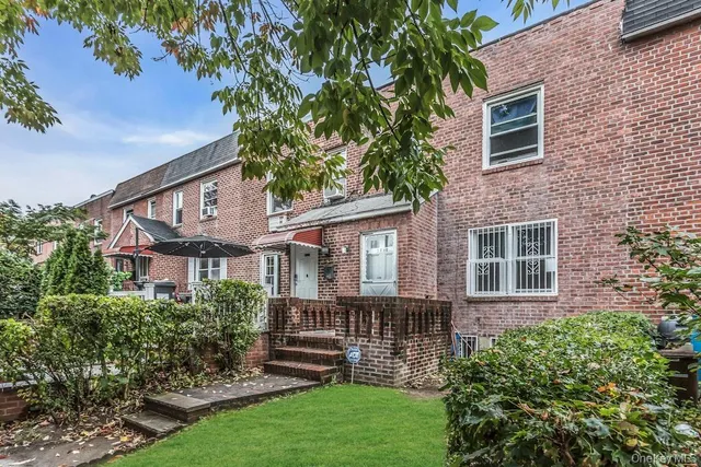 a view of house with a yard