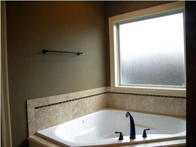 108 Arbor Ridge Clinton, MS 39056 - Photo 11 of 13 MASTER BATH