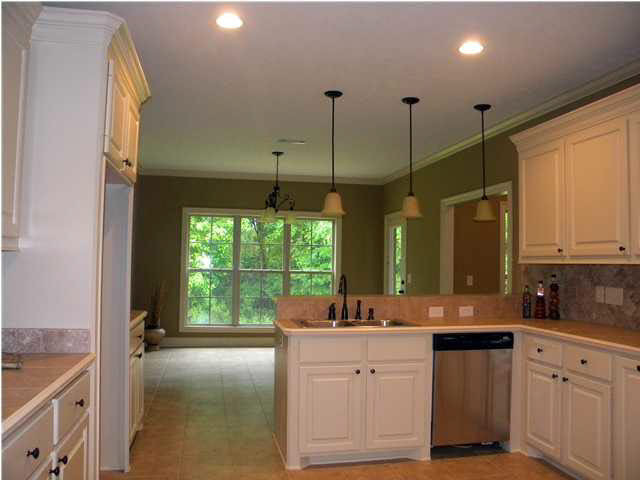 108 Arbor Ridge Clinton, MS 39056 - Photo 6 of 13 KITCHEN TO BREAKFAST