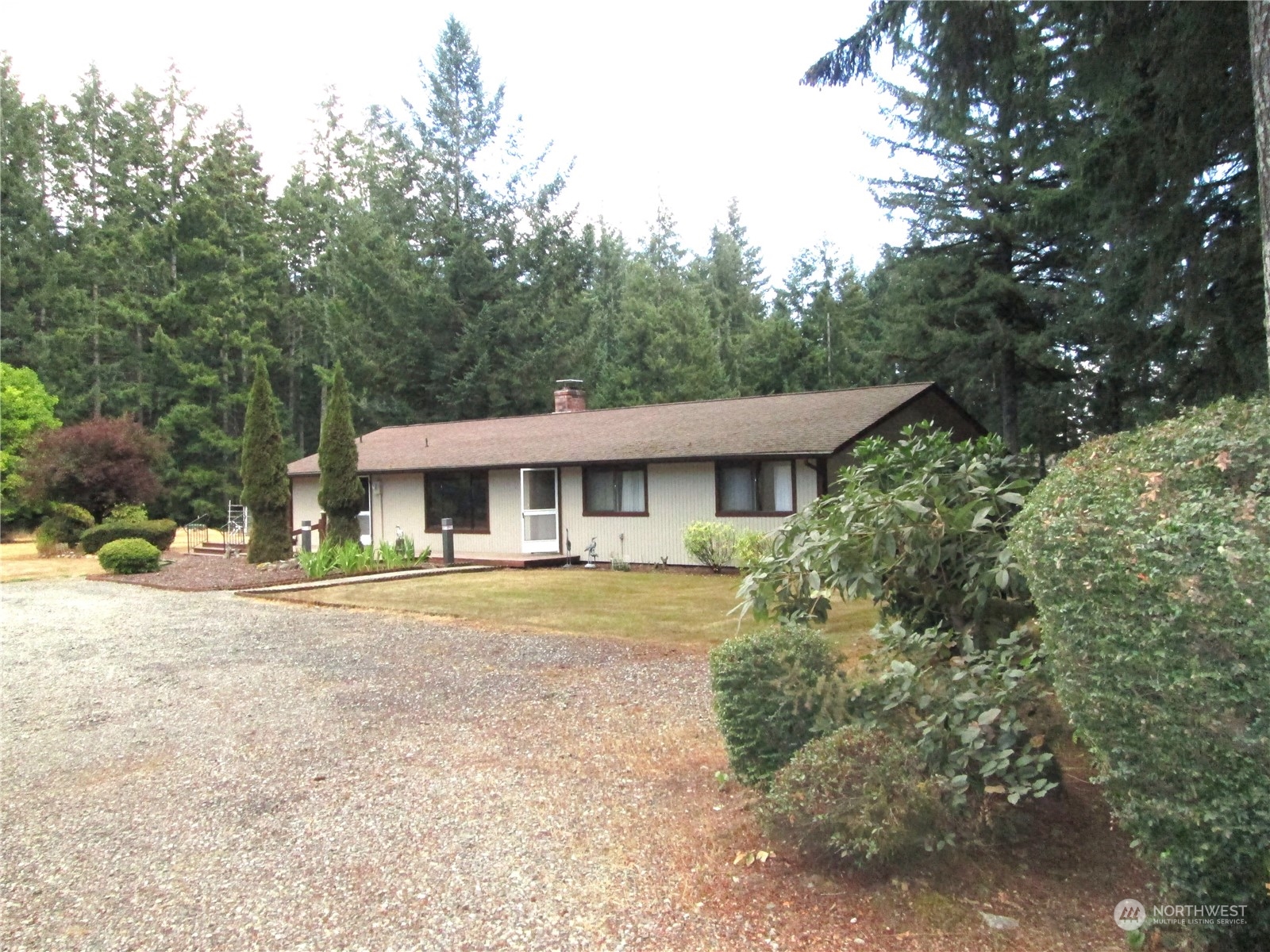 15 Webb Road Southwest Lakebay, WA 98349 - Photo 33 of 39 a front view of a house with a garden