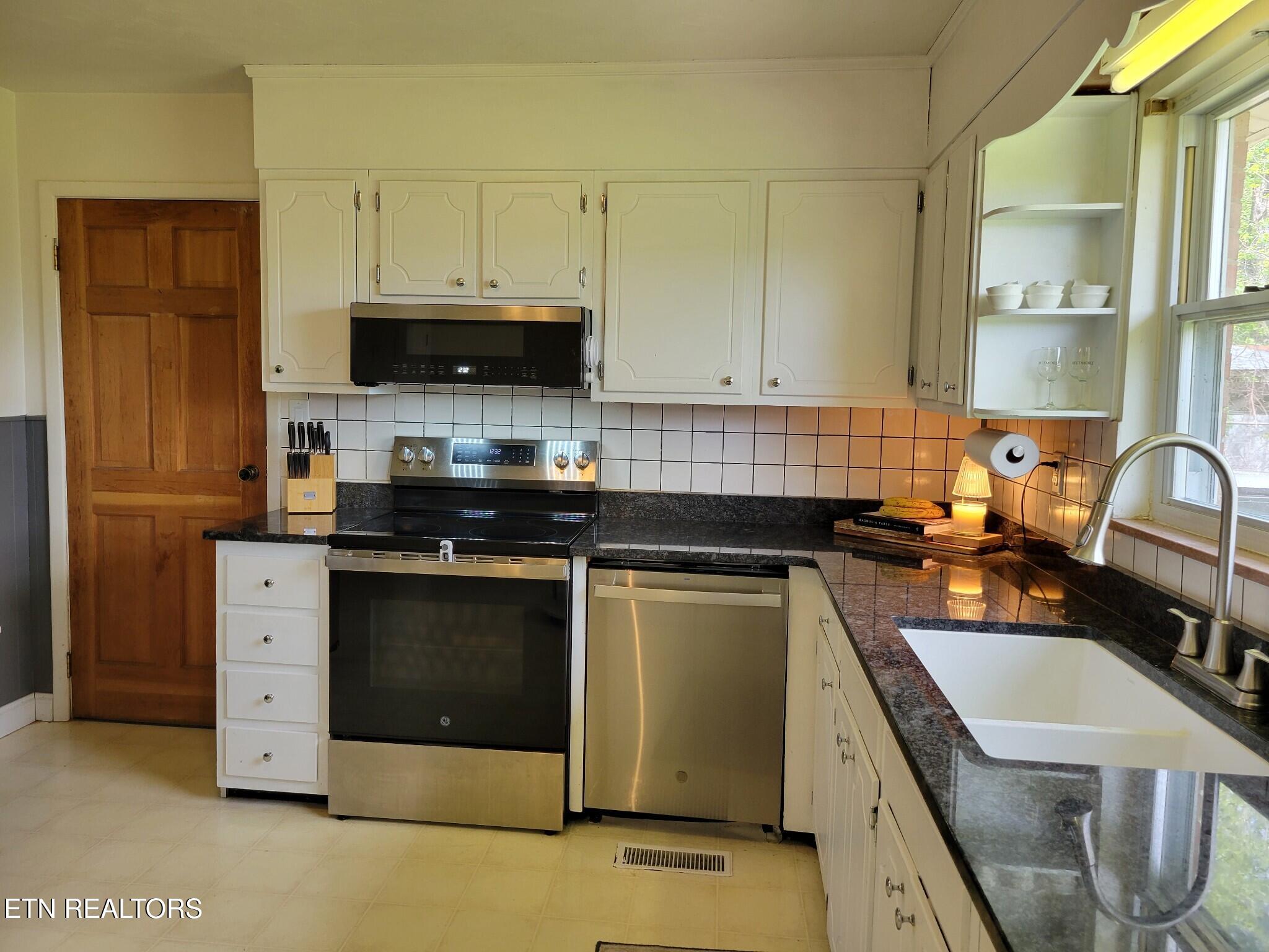 8008 Sharp Road Powell, TN 37849 - Photo 12 of 57 11