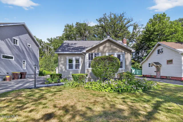 $289,900 | 1214 South Country Club Drive, Niskayuna, NY 12309