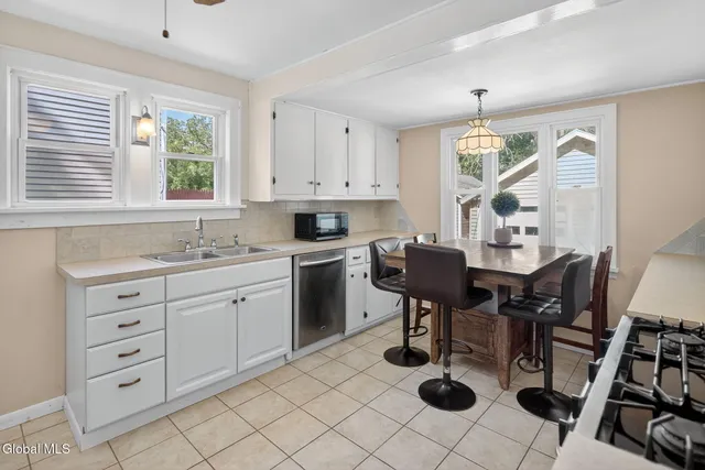 $289,900 | 1214 South Country Club Drive, Niskayuna, NY 12309