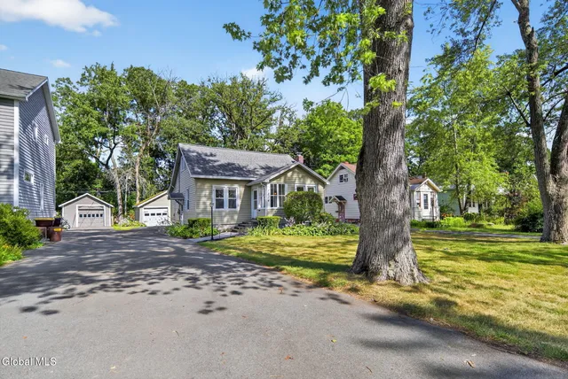 $289,900 | 1214 South Country Club Drive, Niskayuna, NY 12309