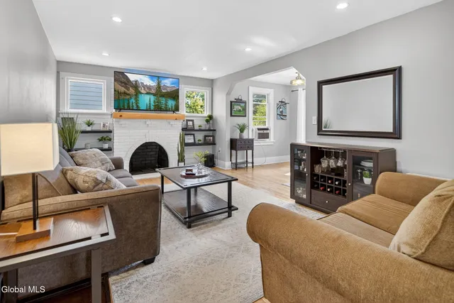 $289,900 | 1214 South Country Club Drive, Niskayuna, NY 12309