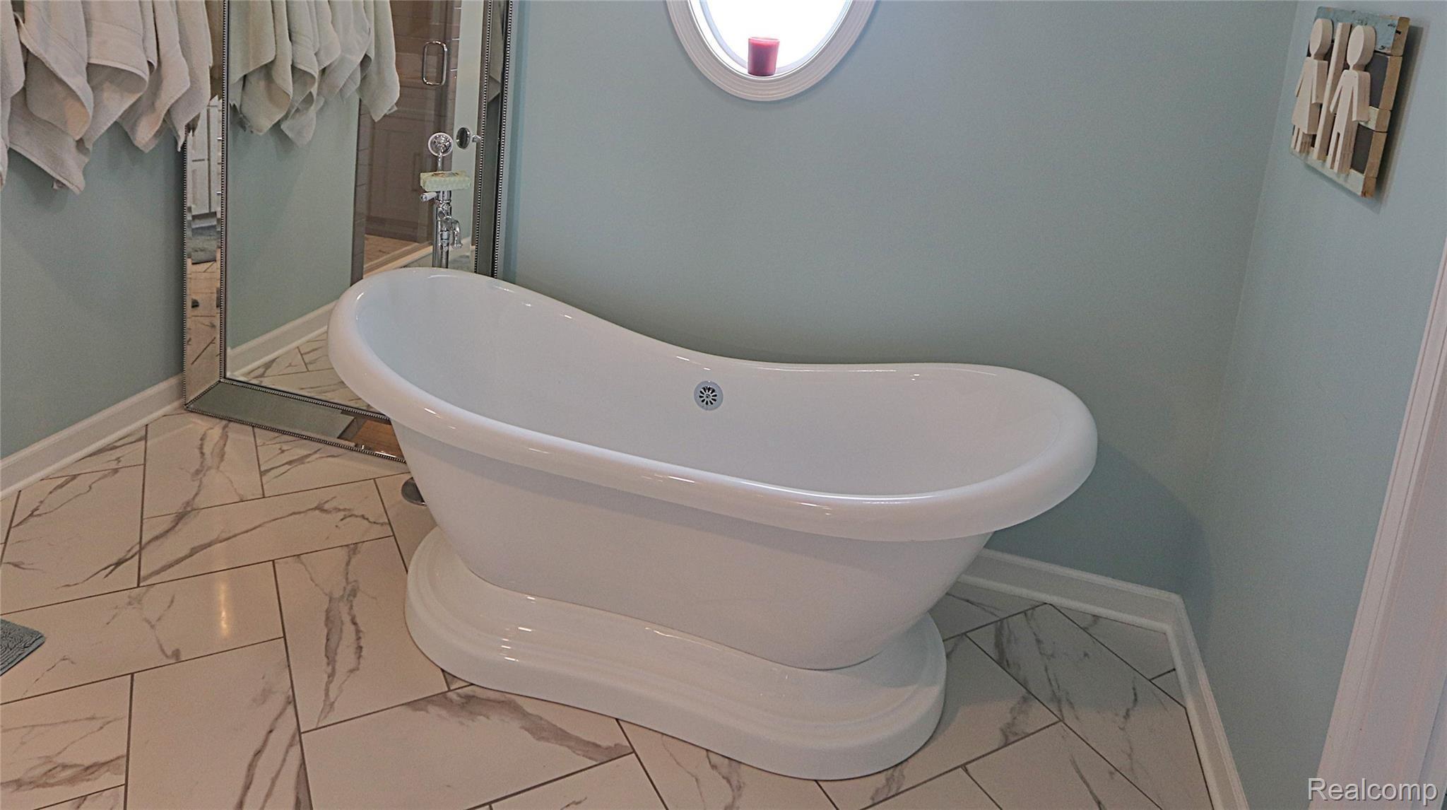 3175 East Commerce Road Commerce Township, MI 48382 - Photo 17 of 31 Soaking tub in master