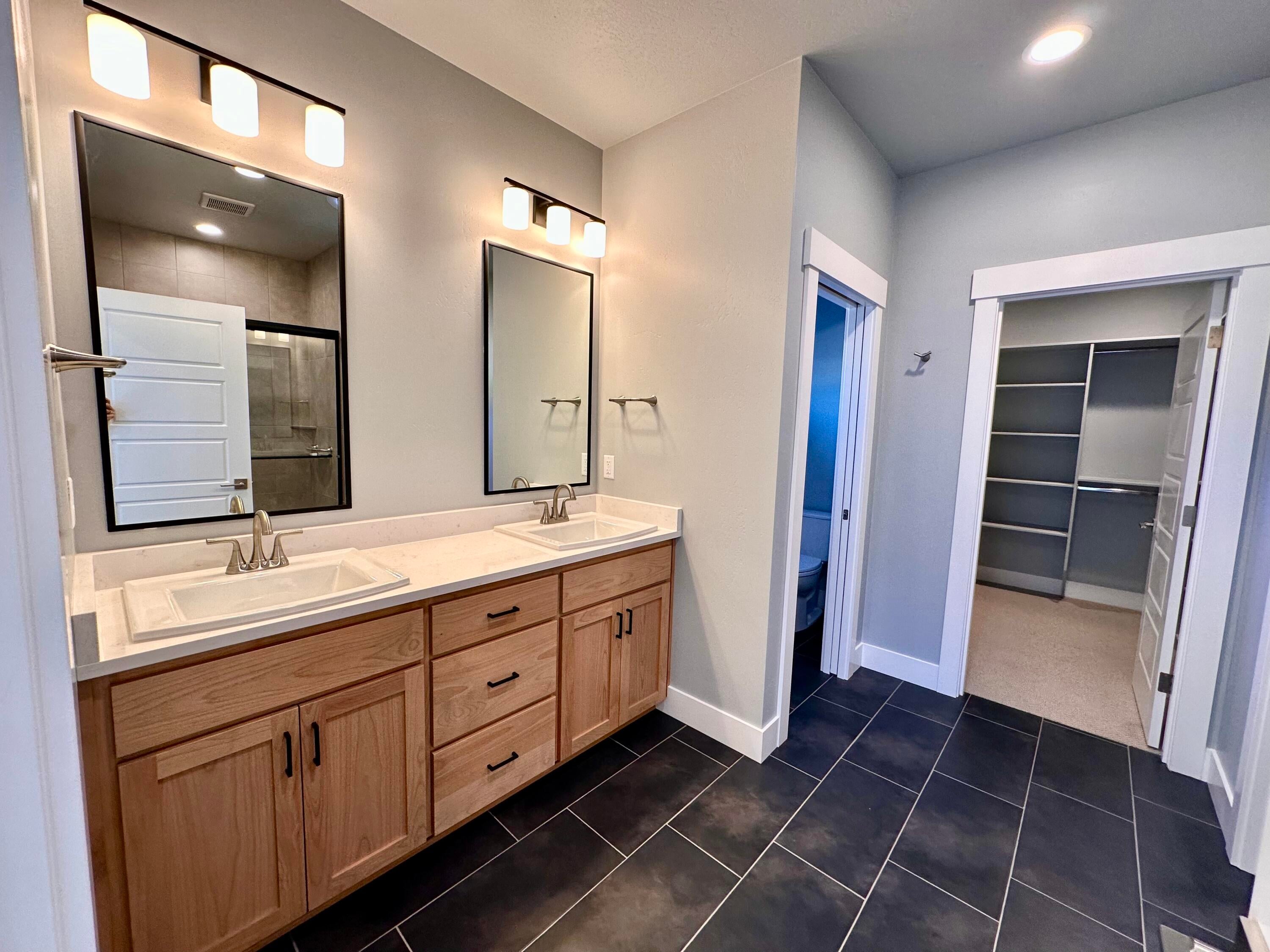 324 Randy Street Ashland, OR 97520 - Photo 15 of 35 Primary Bathroom