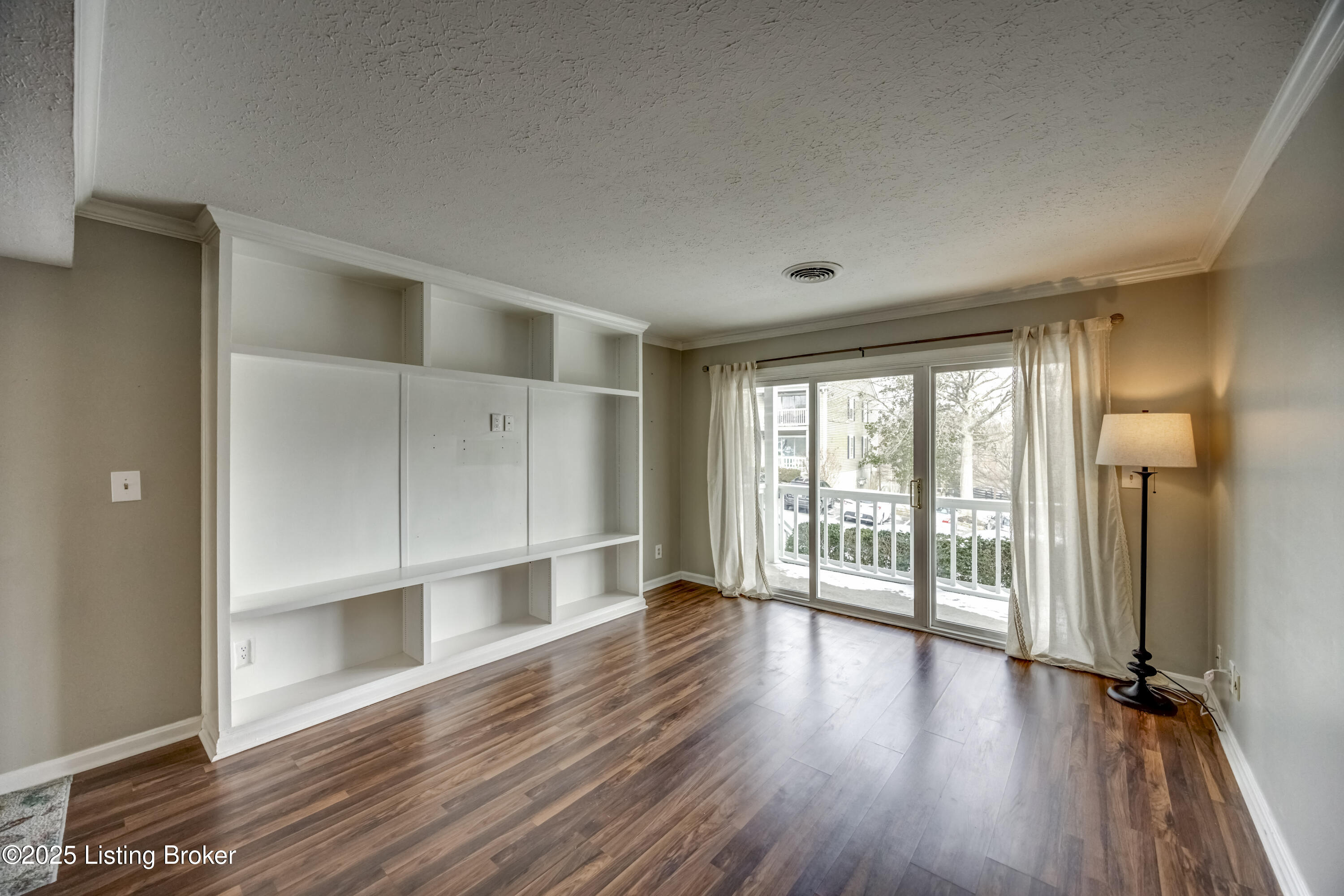410 Mockingbird Valley Road, Unit 1 Louisville, KY 40207 - Photo 4 of 39 2Y0A5652-A