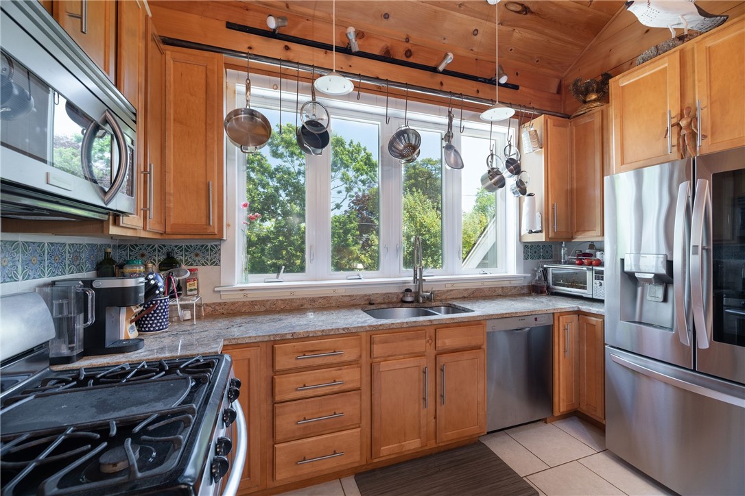 125 Touisset Road Warren, RI 02885 - Photo 9 of 45