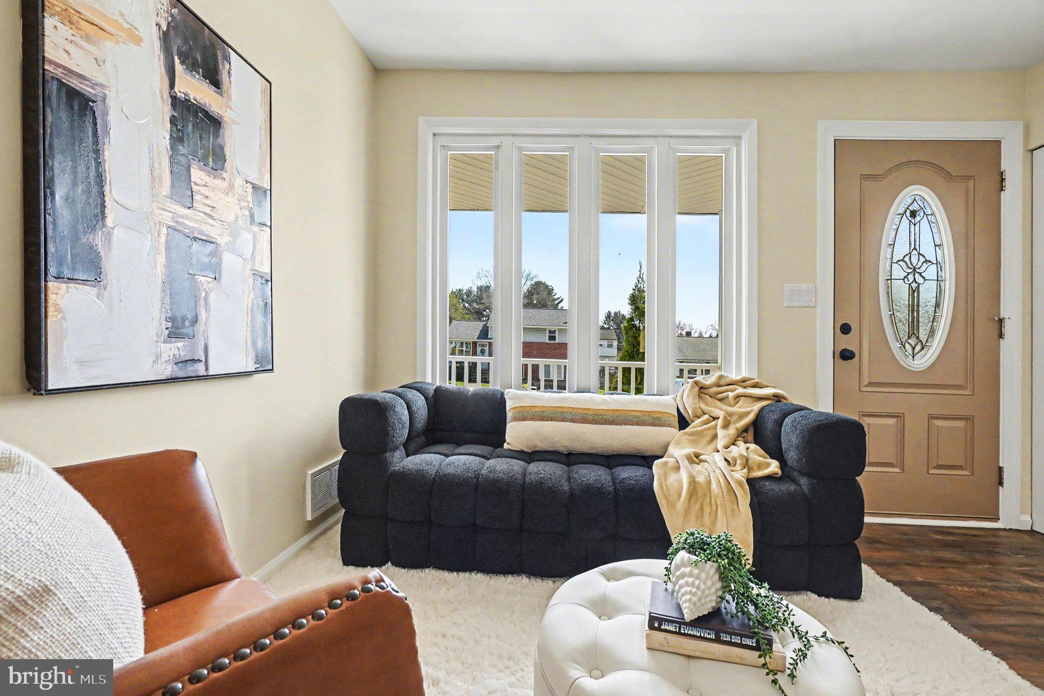 9102 Lamaze Road Baltimore, MD 21234 - Photo 4 of 33 Living Room