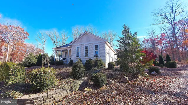 a view of a house with backyard and garden