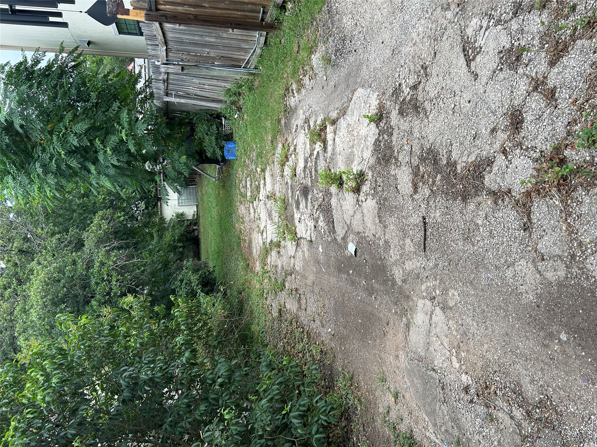 1400 Vargas Road Austin, TX 78741 - Photo 6 of 14 View of yard featuring driveway