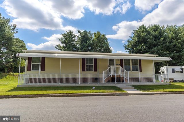 a front view of house with yard and entertaining space