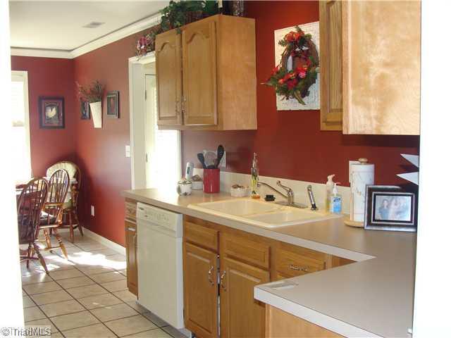 8765 Circle Rural Hall Nc 27045 Rural Hall, NC 27045 - Photo 6 of 14 Kitchen.