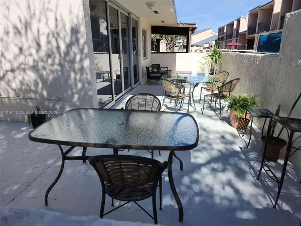 $479,000 | 9195 Fontainebleau Boulevard, Unit 6, Miami, FL 33172