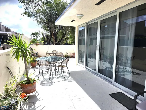 $479,000 | 9195 Fontainebleau Boulevard, Unit 6, Miami, FL 33172