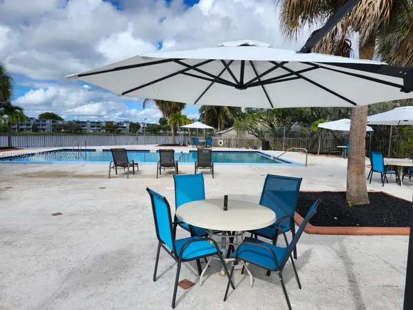 $479,000 | 9195 Fontainebleau Boulevard, Unit 6, Miami, FL 33172