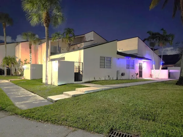 $479,000 | 9195 Fontainebleau Boulevard, Unit 6, Miami, FL 33172