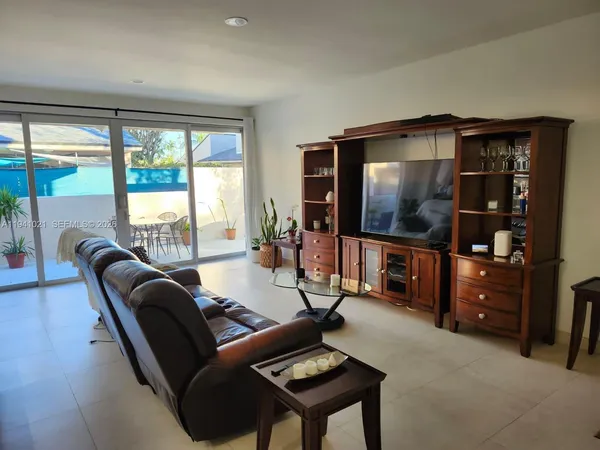 $479,000 | 9195 Fontainebleau Boulevard, Unit 6, Miami, FL 33172